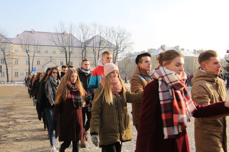 Polonez maturzystów na Starym Rynku w Łowiczu