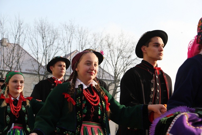 Polonez maturzystów na Starym Rynku w Łowiczu