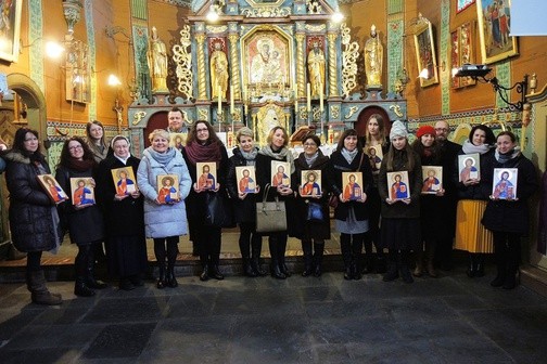 Uczestnicy pierwszego kursu pisania ikon w jawiszowickiej parafii św. Marcina