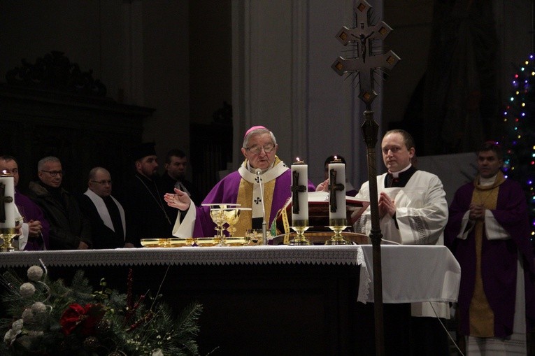 Abp Sławoj Leszek Głódź w czasie modlitwy