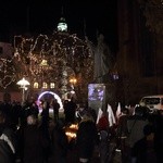 Legniczanie palili znicze za prezydenta Adamowicza