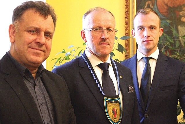 ▲	Artur Wiśniewski, Janusz i Michał Paczkowscy (na zdjęciu od lewej) spotkali się na początku stycznia z bp. Piotrem Liberą.