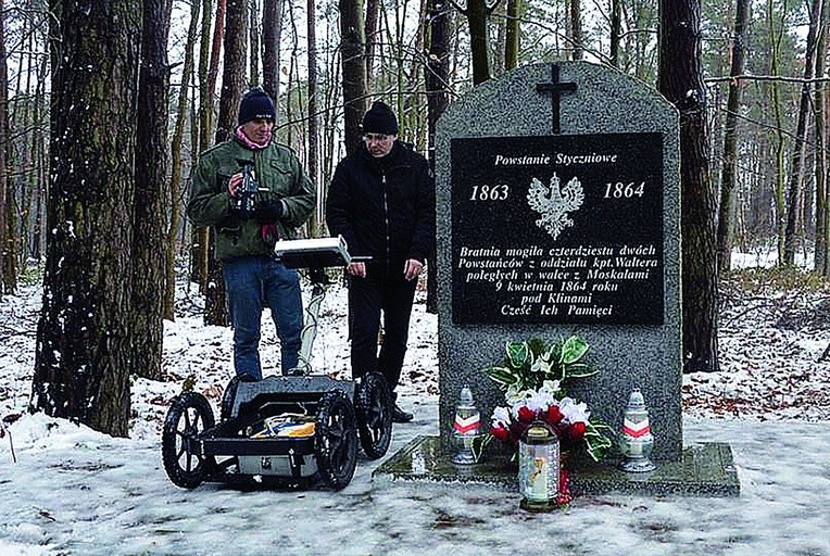 ▲	Filmowcy przywieźli georadar pozwalający na nieinwazyjne badania. Ich wyniki potwierdziły przekonanie o istniejącym w tym miejscu grobie powstańców.