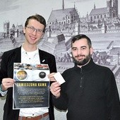 Damian Magnuszewski (z prawej) i Michał Marini zachęcają  do włączenia się do inicjatywy.