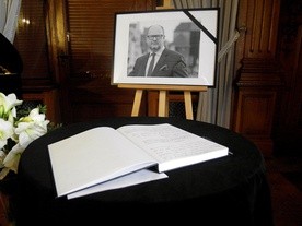 Księga kondolencyjna w Willi Caro