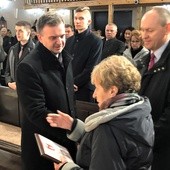 Paweł Kwaśniak, prezes Zarządu Centrum Wspierania Inicjatyw dla Życia i Rodziny wręczył szkole certyfikat