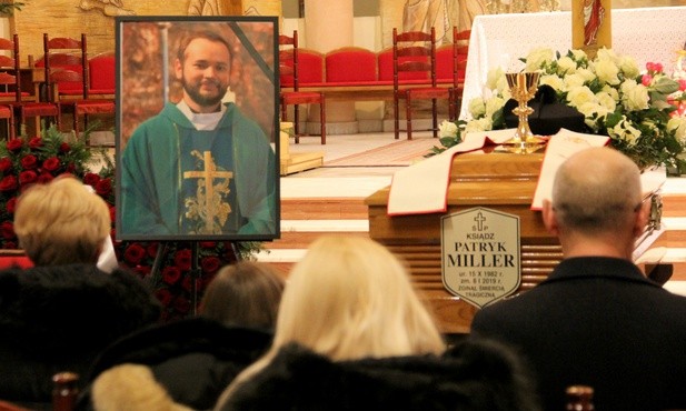 Młody kapłan zginął w wypadku samochodowym w miejscowości Zbiroża k. Zimnej Wody