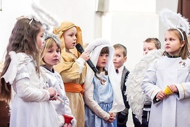 Każdy z zespołów starał się oryginalnie przedstawić historię Bożego Narodzenia.