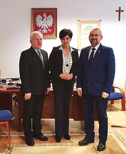 Na spotkaniu, które ma być początkiem bliższej współpracy (od lewej): wicestarosta ciechanowski Stanisław Kęsik, starosta Joanna Potocka-Rak i starosta Krzysztof Bieńkowski.