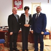 Na spotkaniu, które ma być początkiem bliższej współpracy (od lewej): wicestarosta ciechanowski Stanisław Kęsik, starosta Joanna Potocka-Rak i starosta Krzysztof Bieńkowski.