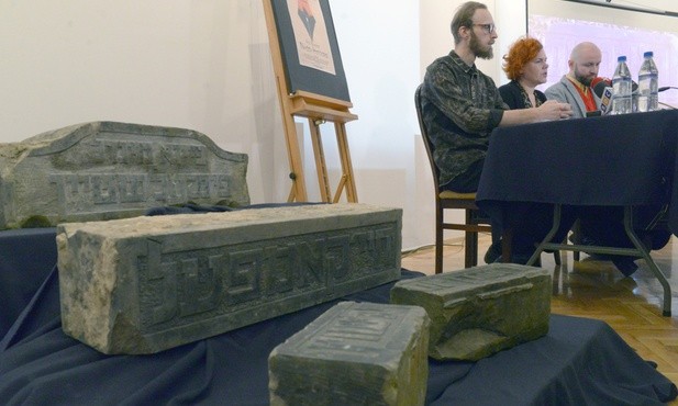 Prezentowane w "Resursie" odnalezione kamienne nagrobki niebawem znajdą się na żydowskim cmentarzu w Radomiu