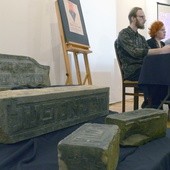 Prezentowane w "Resursie" odnalezione kamienne nagrobki niebawem znajdą się na żydowskim cmentarzu w Radomiu