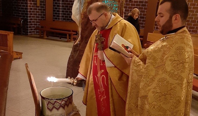 Ks. Przemysław Sawa i ks. Adrian Łychacz podczas celebracji święta Objawienia Pańskiego na Leszczynach