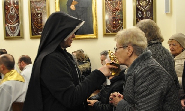 Wierni obecni na liturgii uczcili relikwie św. s. Faustyny Kowalskiej