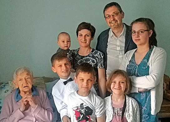 Rodzina Korpowskich wraz ze 108-letnią babcią pani Agnieszki.