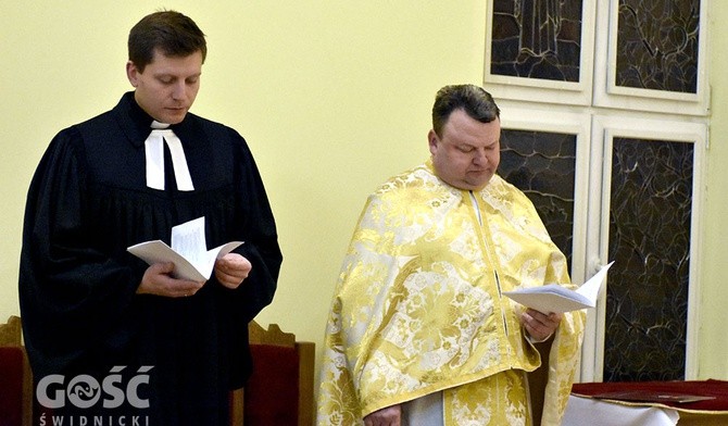 Od lewej: ks. Paweł Meler i ks. Vitaliy Demyanets