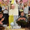 Pamiątkowe zdjęcie z papieżem Franciszkiem to podstawa "małego ŚDM"