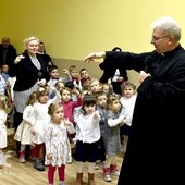 W czasie spotkania z dziećmi ks. Stanisław Chomiak nauczył je piosenki z pokazywaniem