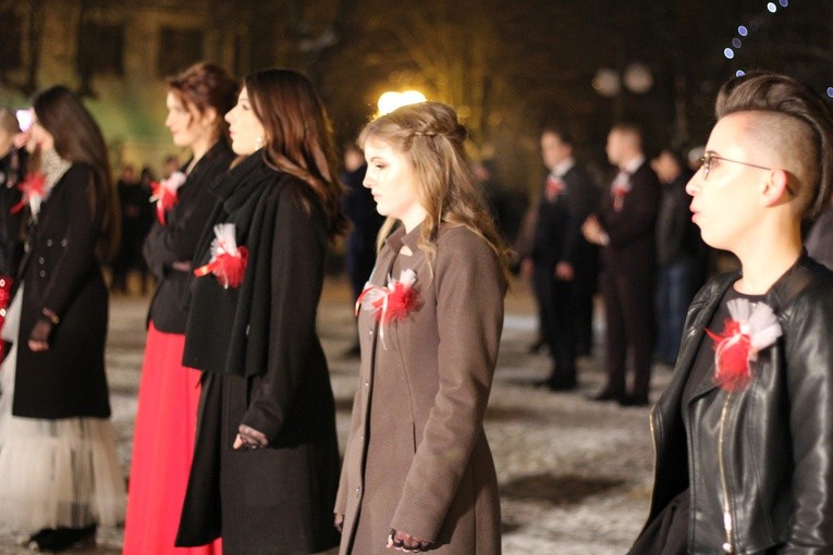 Polonez maturzystów na placu Wolności w Głownie