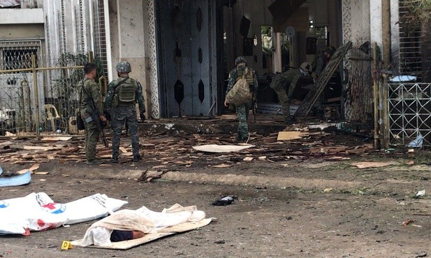 IS przyznało się do dokonania zamachów bombowych w katedrze na Filipinach