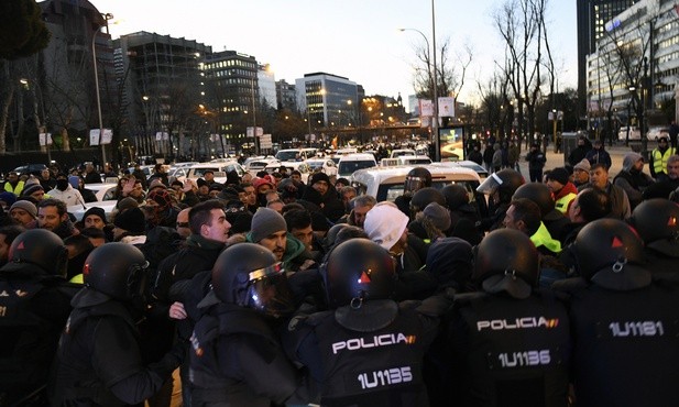 Starcia taksówkarzy z policją w Madrycie