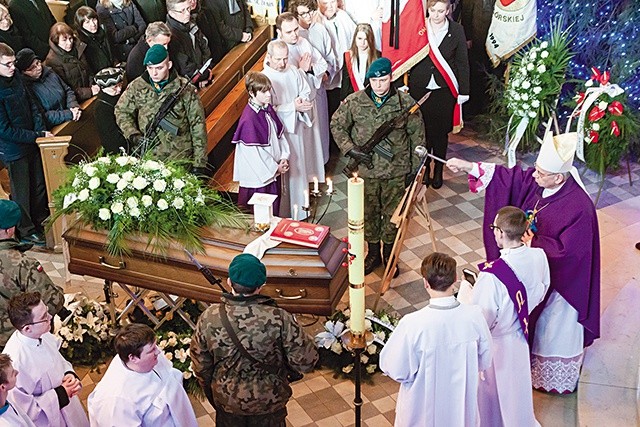 Wojskowa asysta honorowa  przy trumnie zmarłego kapłana.
