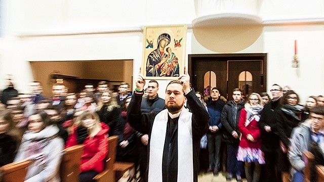 Wprowadzenie ikony Matki Bożej Nieustającej Pomocy przed nabożeństwem maryjnym w kościele akademickim.