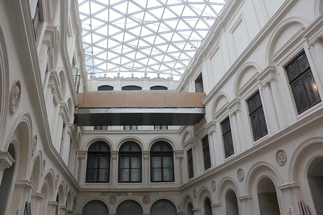 Przestrzenią muzealną będzie także dziedziniec, który nakryto szklanym dachem.