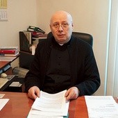 Ks. dr Marek Korgul wizytuje szkoły i wspomaga pedagogów w ich pracy.