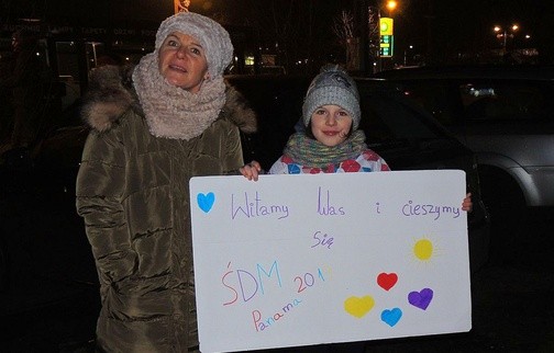 Na Marysię i Joachima Giźlarów czekała mama i siostrzyczka, która sama przygotowała plakat powitalny!