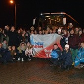 Młodzi radomianie i bp Piotr Turzyński, uczestnicy ŚDM w Panamie, stanęli do pamiątkowej fotografii tuż po zakończeniu powrotnej podróży