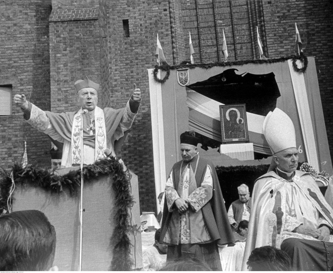 Poznań 1966 r. Uroczysta suma pontyfikalna na placu przed katedrą. Kard. Stefan Wyszyński podczas głoszenia homilii