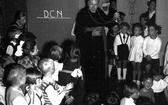 Kardynał Stefan Wyszyński podczas rozmowy z dziećmi w przedszkolu