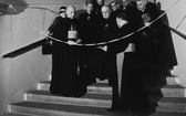 Warszawa, 1966 r. Prymas Polski kard. Stefan Wyszyński otwiera wystawę w podziemiach kościoła św. Krzyża