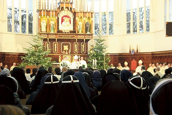 ▲	Mszę św. w kościele cystersów odprawił abp Sławoj Leszek Głódź.