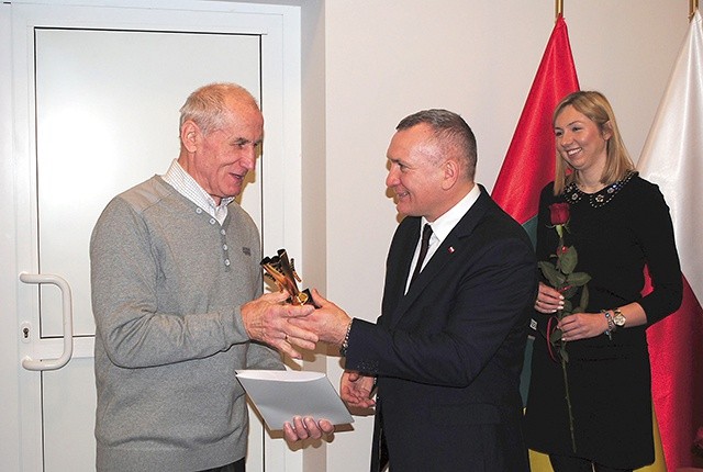 Władysław Wydra odbiera nagrodę za całoroczną pracę szkoleniową.