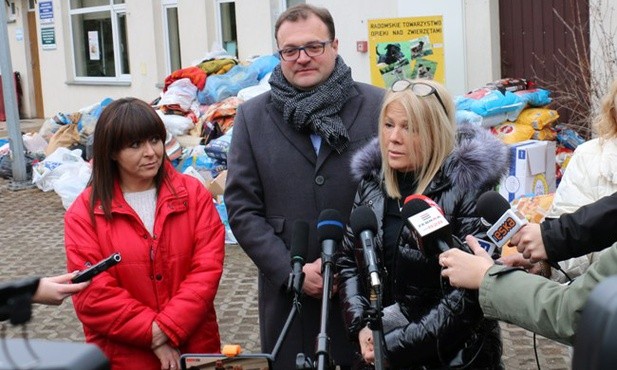 Za dary dziękowali (od lewej): Monika Kaleta, Radosław Witkowski i Maryla Rybińska