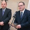 Konsul Sławomir Kowalski odbiera wyróżnienie z rąk  min. Jana Dziedziczaka.