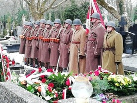 "Dziesiątacy" przy grobie Wandy Broszkowskiej-Piklikiewicz
