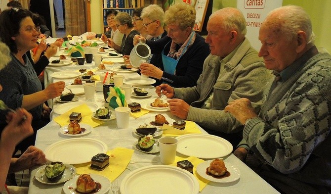 Wspólna kolacja zakończyła warsztaty dietetyczne i kulinarne w Fundacji św. Antoniego w Ustroniu