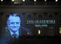 Iluminacja upamiętniająca Jana Olszewskiego na Pałacu Prezydenckim