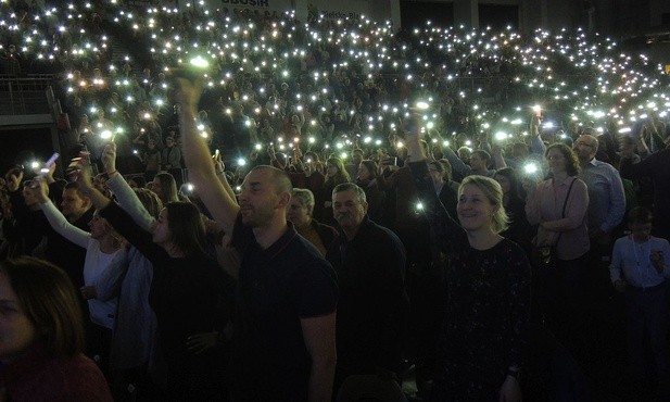 Światełka latarek uczestników spotkania "Błogosławieni"