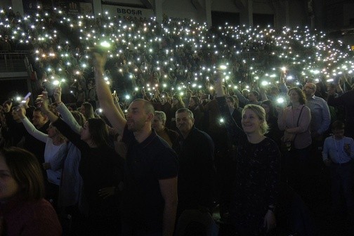 Światełka latarek uczestników spotkania "Błogosławieni"