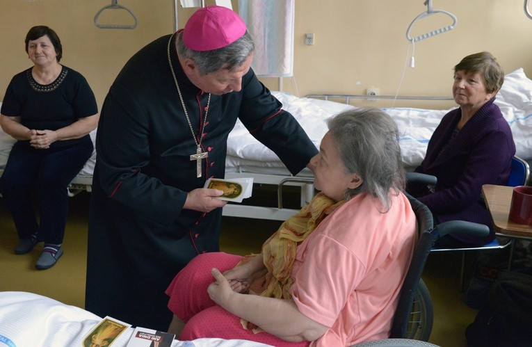 Bp Henryk Tomasik podczas Światowych Dni Chorego odwiedza pacjentów w szpitalnych salach