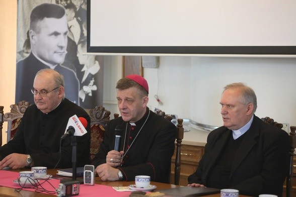 Podczas konferencji o przygotowaniach do rozpoczęcia procesu beatyfikacyjnego mówili m.in. bp Roman Pindel, ks. Stanisław Mieszczk, sercanin, i ks. prał. Józef Niedźwiedzki