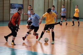 Mecz między drużynami SALOS Róża Kutno a SCS Amico Lubin (żółte stroje)