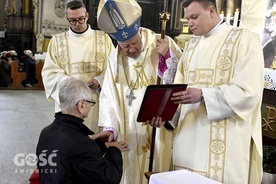 Biskup Ignacy udzielający sakramentu chorych wiernym w świdnickiej katedrze.