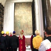 Duchowni modlili się  przy grobie  Prymasa Tysiąclecia.