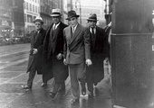 Znany oszust Victor Lustig (drugi z prawej) i Al Capone (trzeci z prawej) na ulicach Chicago