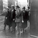 Znany oszust Victor Lustig (drugi z prawej) i Al Capone (trzeci z prawej) na ulicach Chicago